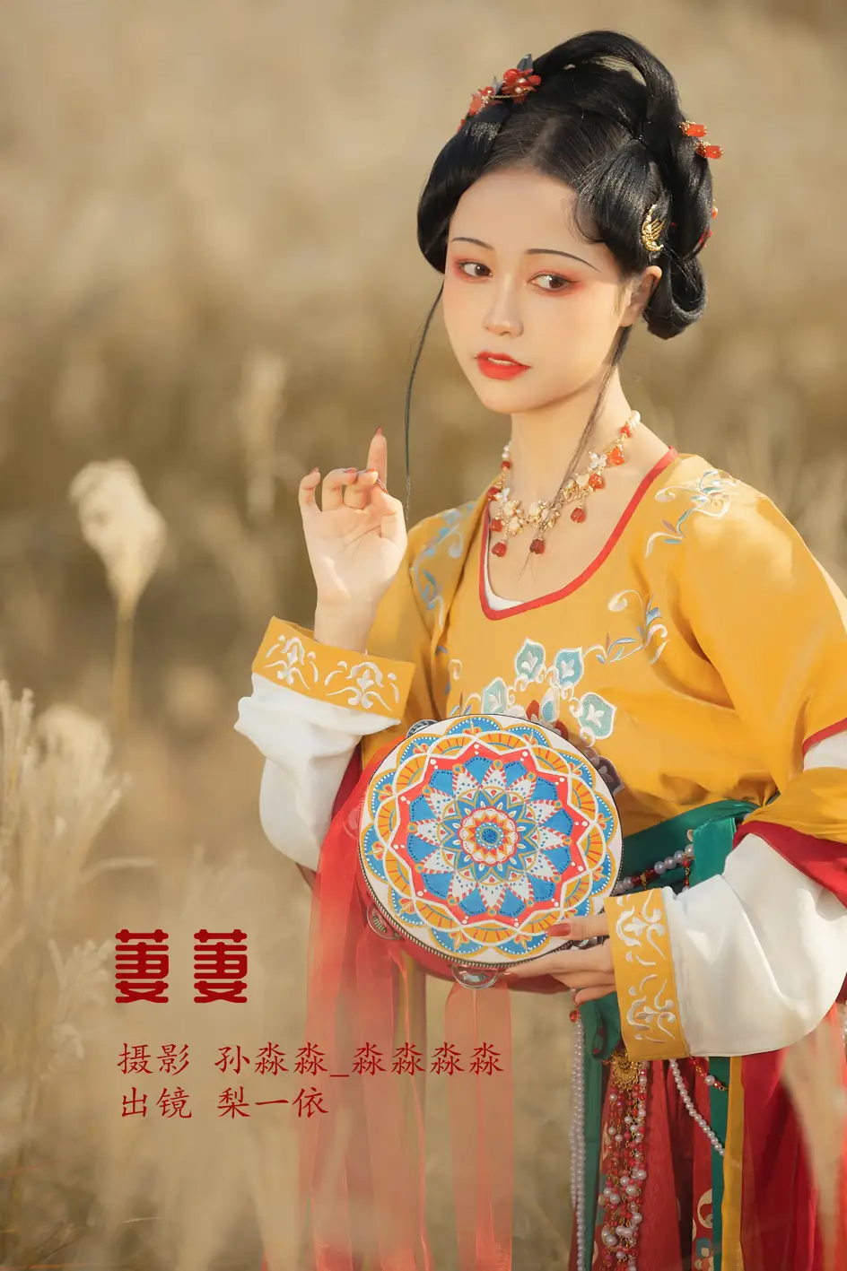 [艺图语] 2022.08.18 Vol.1731 – 萋萋 梨一依
