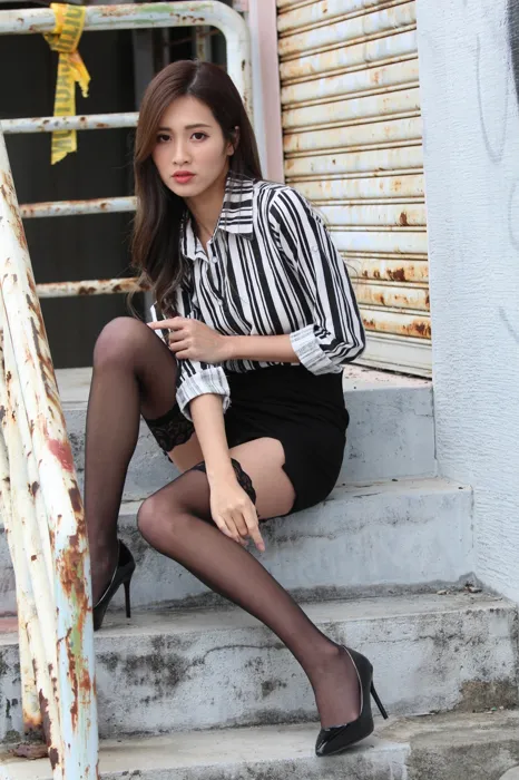 [爱美足] NO.025 长腿美模 张筱 性感黑丝外拍 街拍