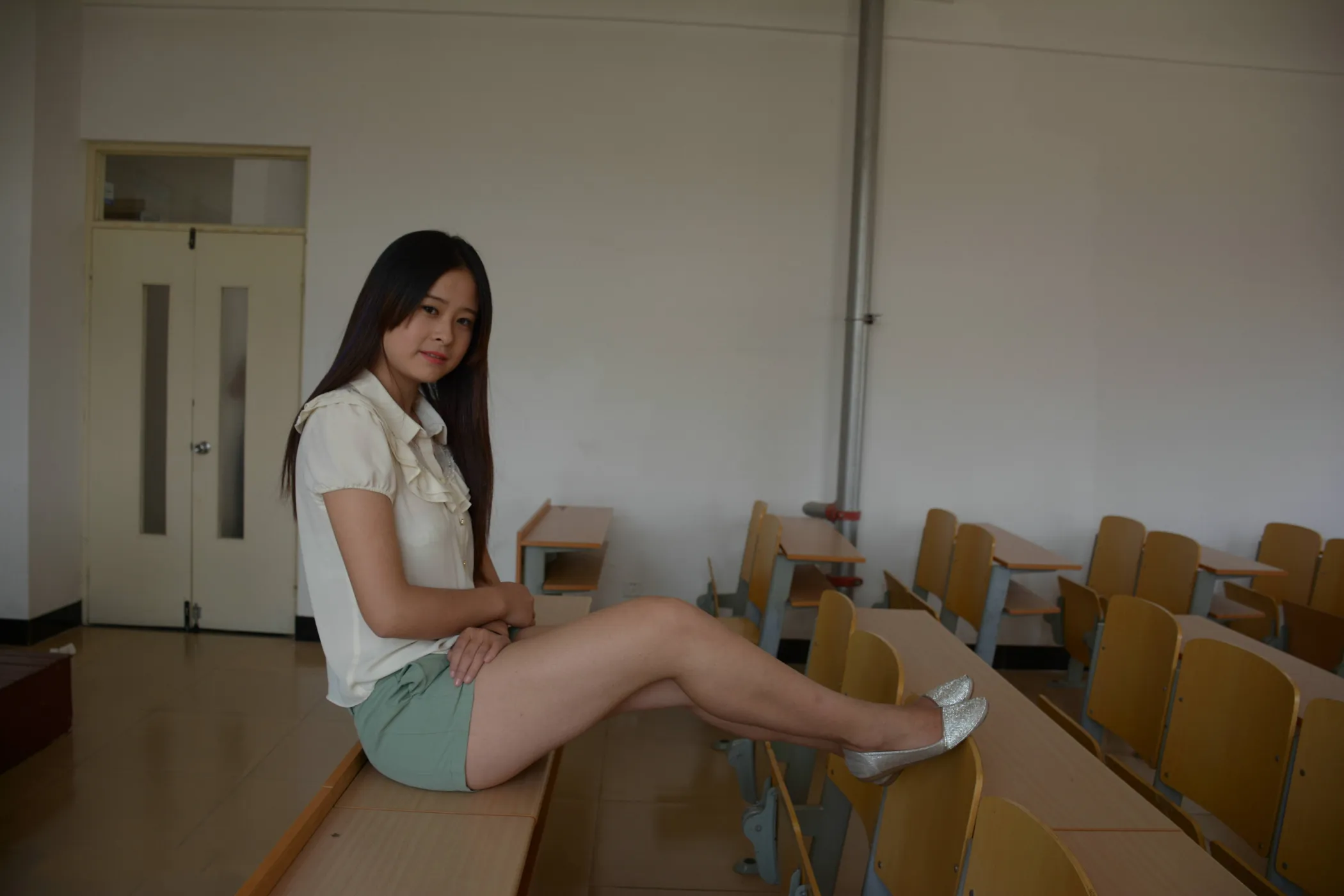 [爱美足] NO.018 丰满的学姐在教师给你展示汗渍丝袜足底 街拍#[106P]-1