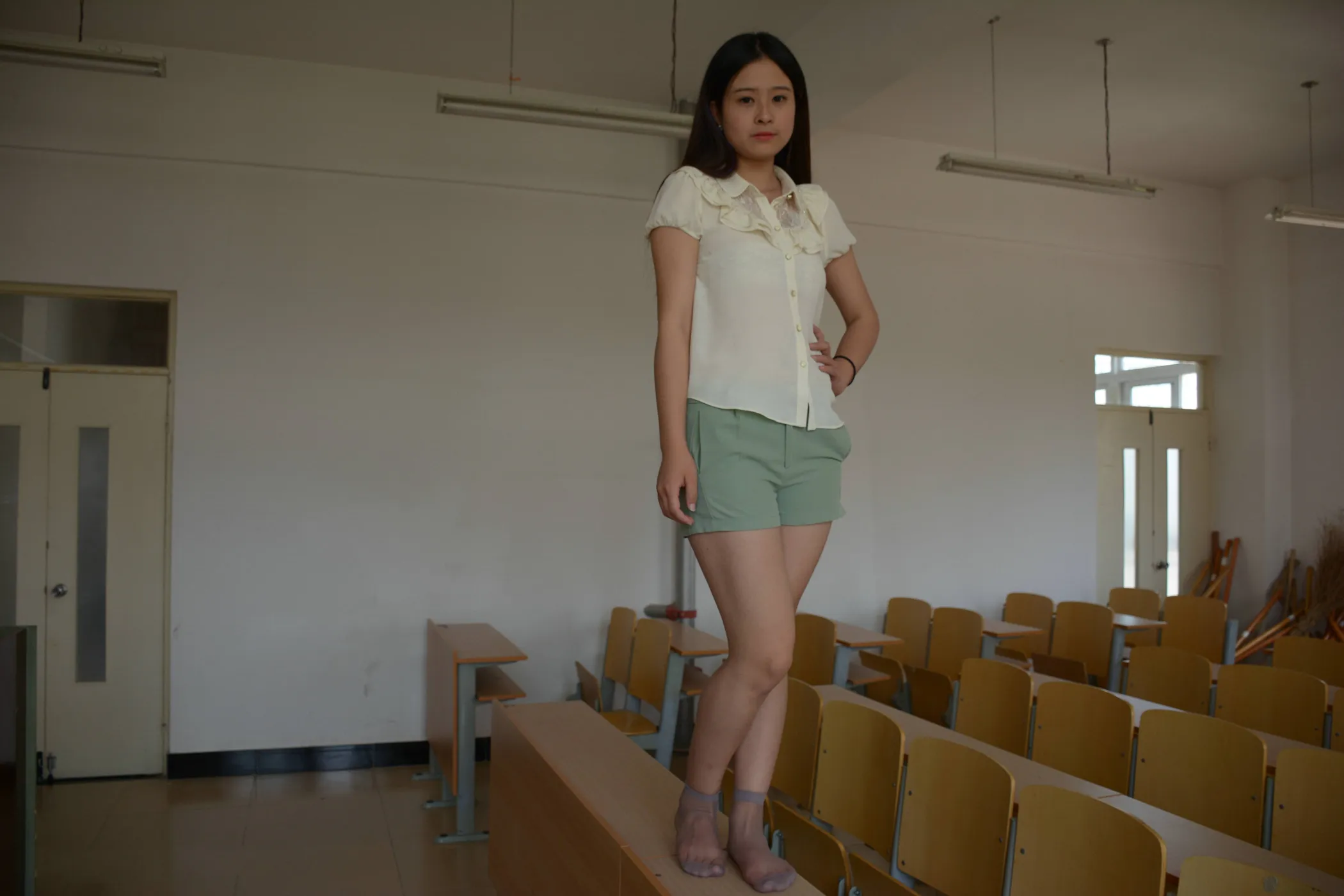 [爱美足] NO.018 丰满的学姐在教师给你展示汗渍丝袜足底 街拍#[106P]-1