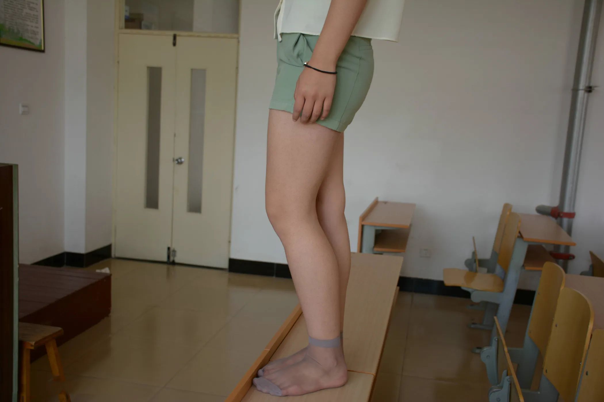 [爱美足] NO.018 丰满的学姐在教师给你展示汗渍丝袜足底 街拍#[106P]-5