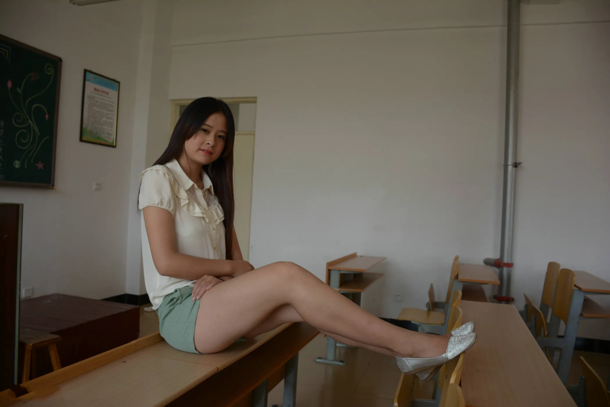 [爱美足] NO.018 丰满的学姐在教师给你展示汗渍丝袜足底 街拍#[106P]-2