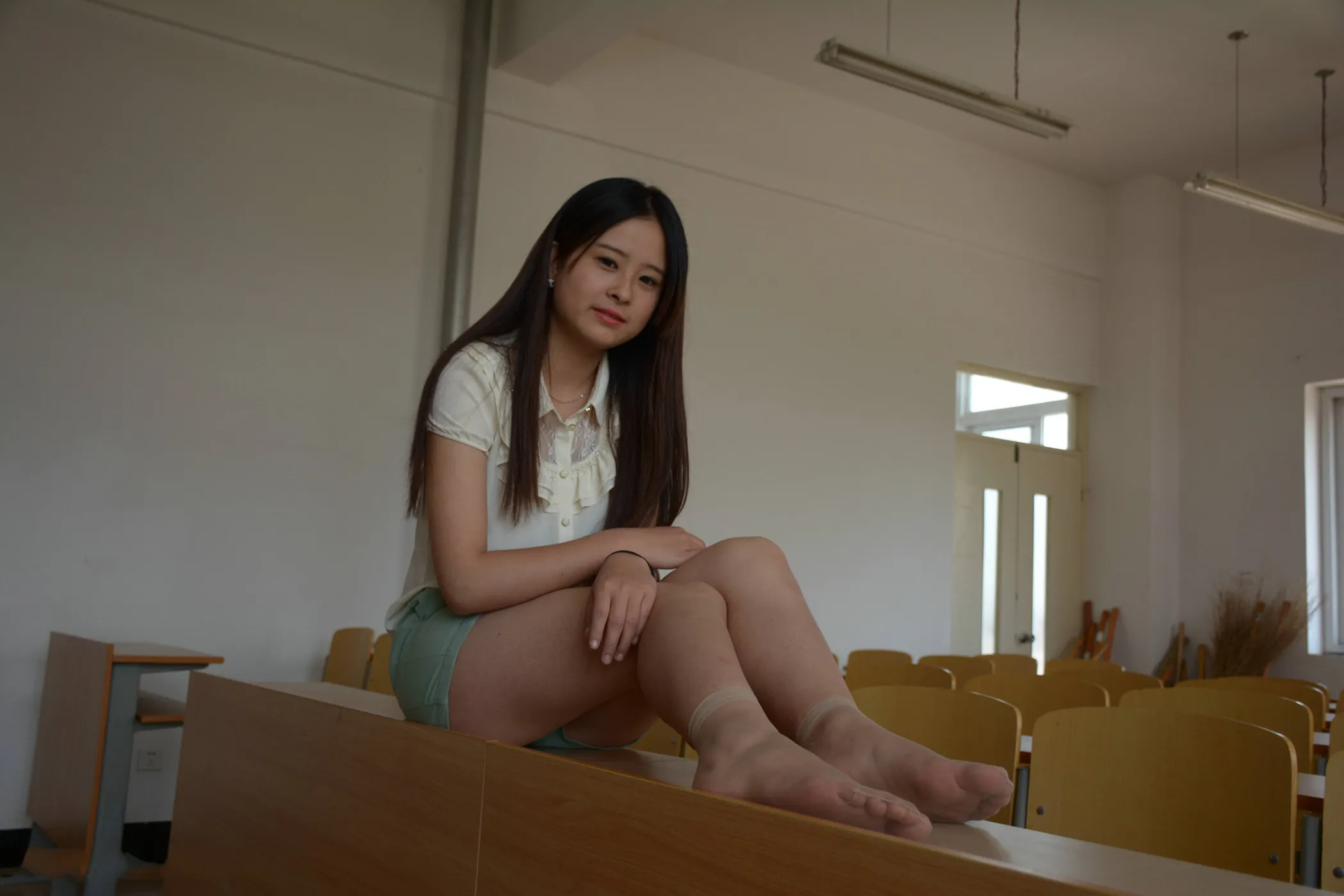 [爱美足] NO.018 丰满的学姐在教师给你展示汗渍丝袜足底 街拍#[106P]-10