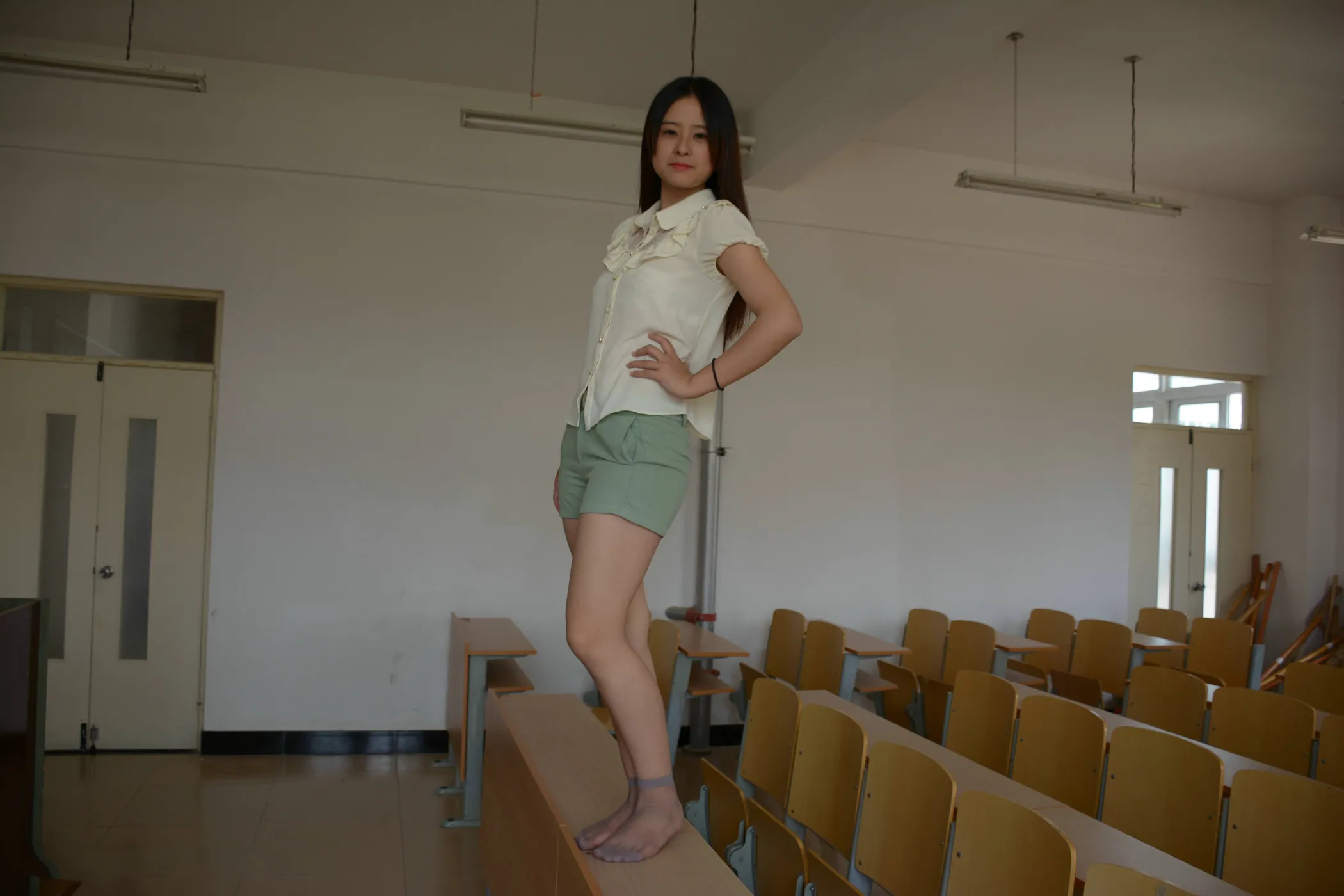 [爱美足] NO.018 丰满的学姐在教师给你展示汗渍丝袜足底 街拍#[106P]-8