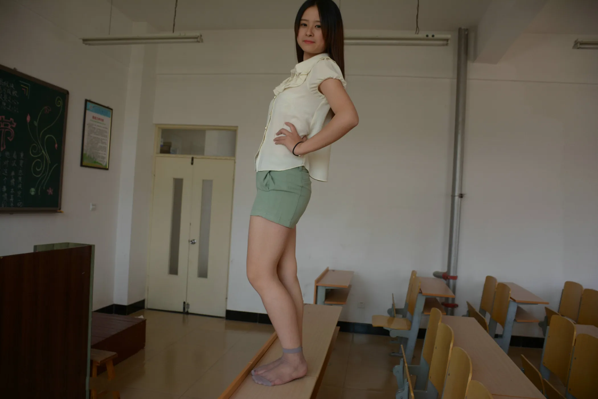 [爱美足] NO.018 丰满的学姐在教师给你展示汗渍丝袜足底 街拍#[106P]-9