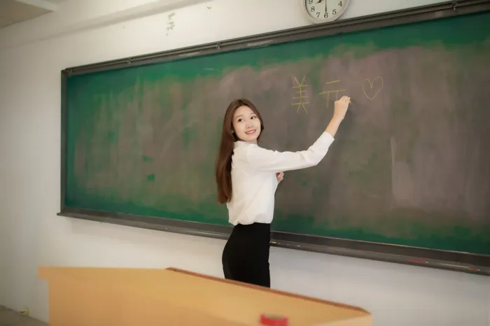 [爱美足] NO.067  刘美筠 OL黑丝 高跟美腿旅拍 街拍#[51P]-1