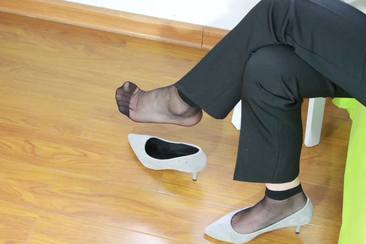 [爱美足] NO.027 马上就要踏入社会的小姐姐一身职业装清爽美丽 街拍#[90P]-9