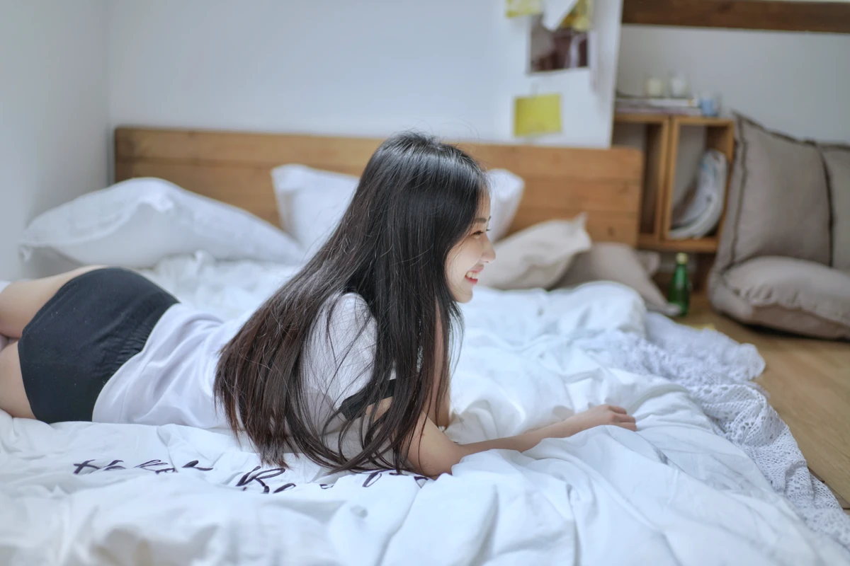 [艺图语] 2022.12.29 Vol.2785 – 阁楼里的素白 小静#[26P]-2