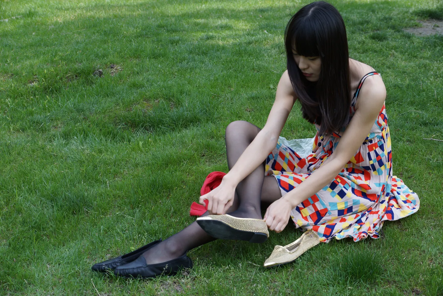 [爱美足] NO.031 草地上的长黑丝 街拍#[56P]-10