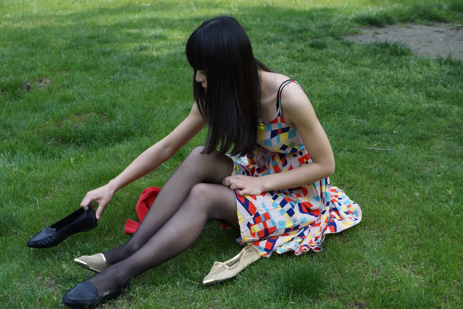 [爱美足] NO.031 草地上的长黑丝 街拍#[56P]-1