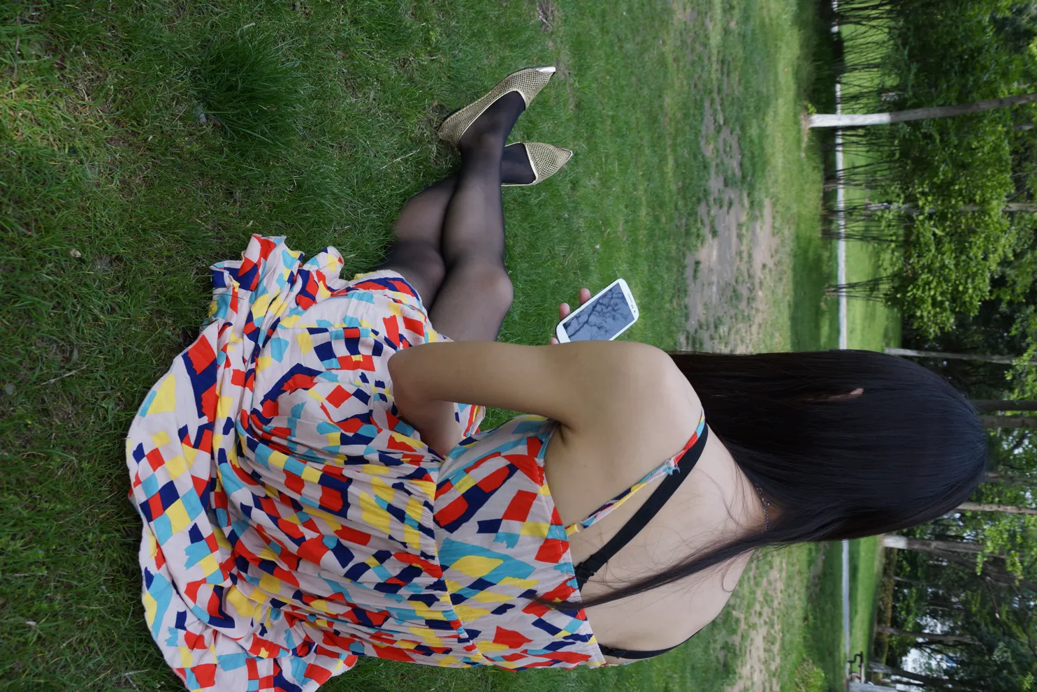 [爱美足] NO.031 草地上的长黑丝 街拍#[56P]-1