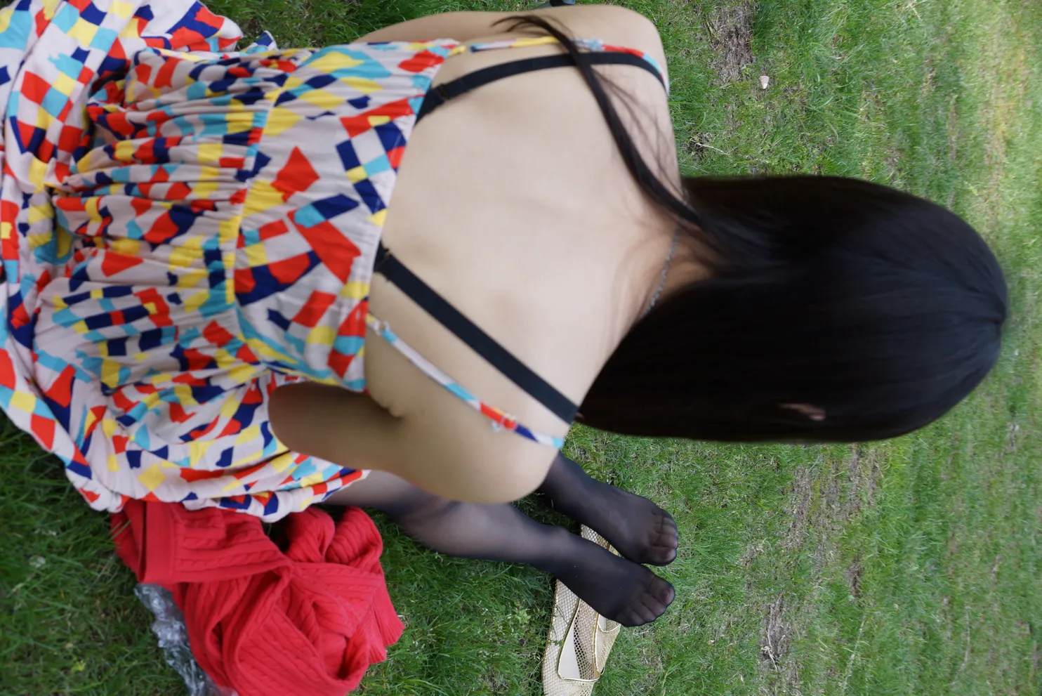 [爱美足] NO.031 草地上的长黑丝 街拍#[56P]-1