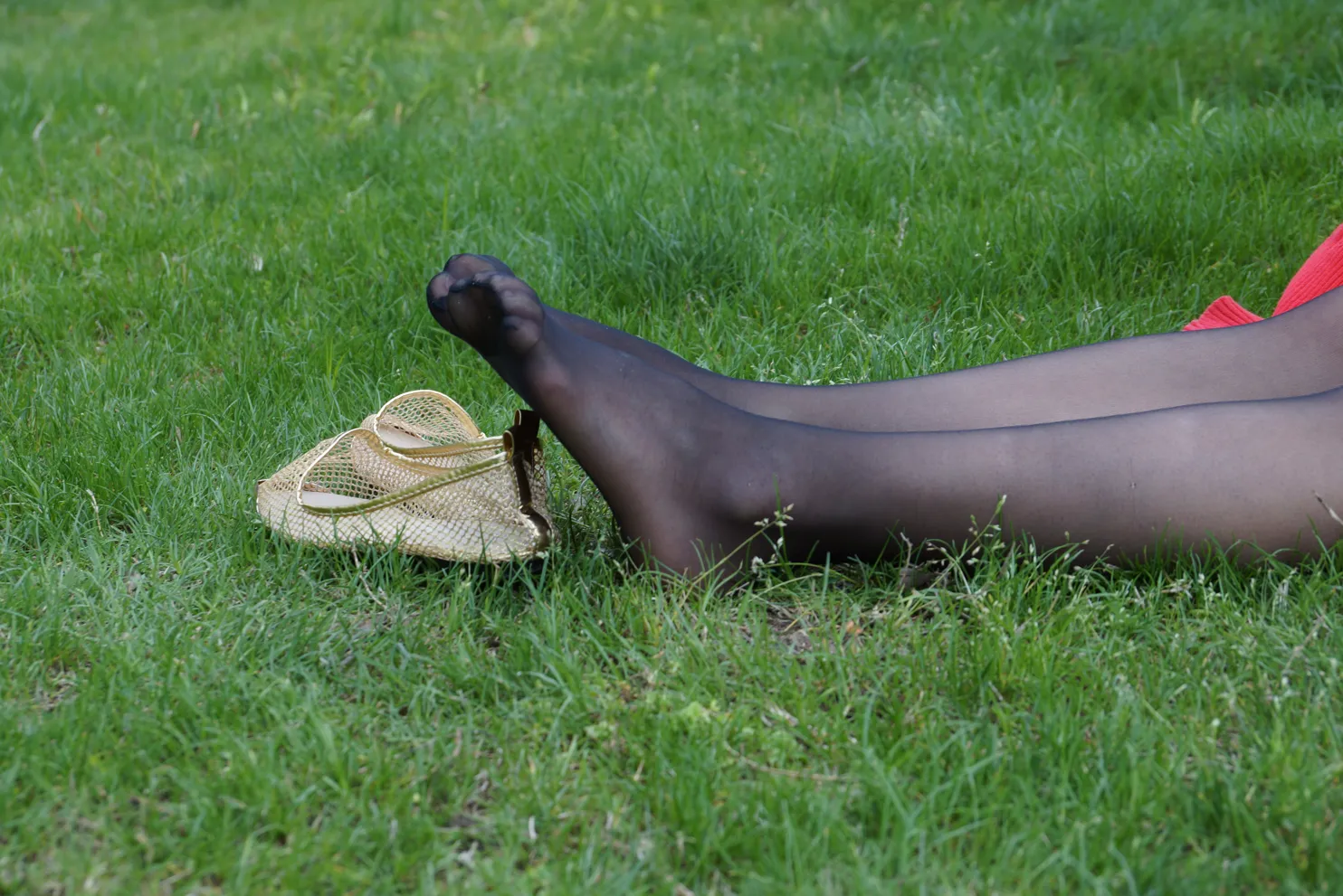 [爱美足] NO.031 草地上的长黑丝 街拍#[56P]-5