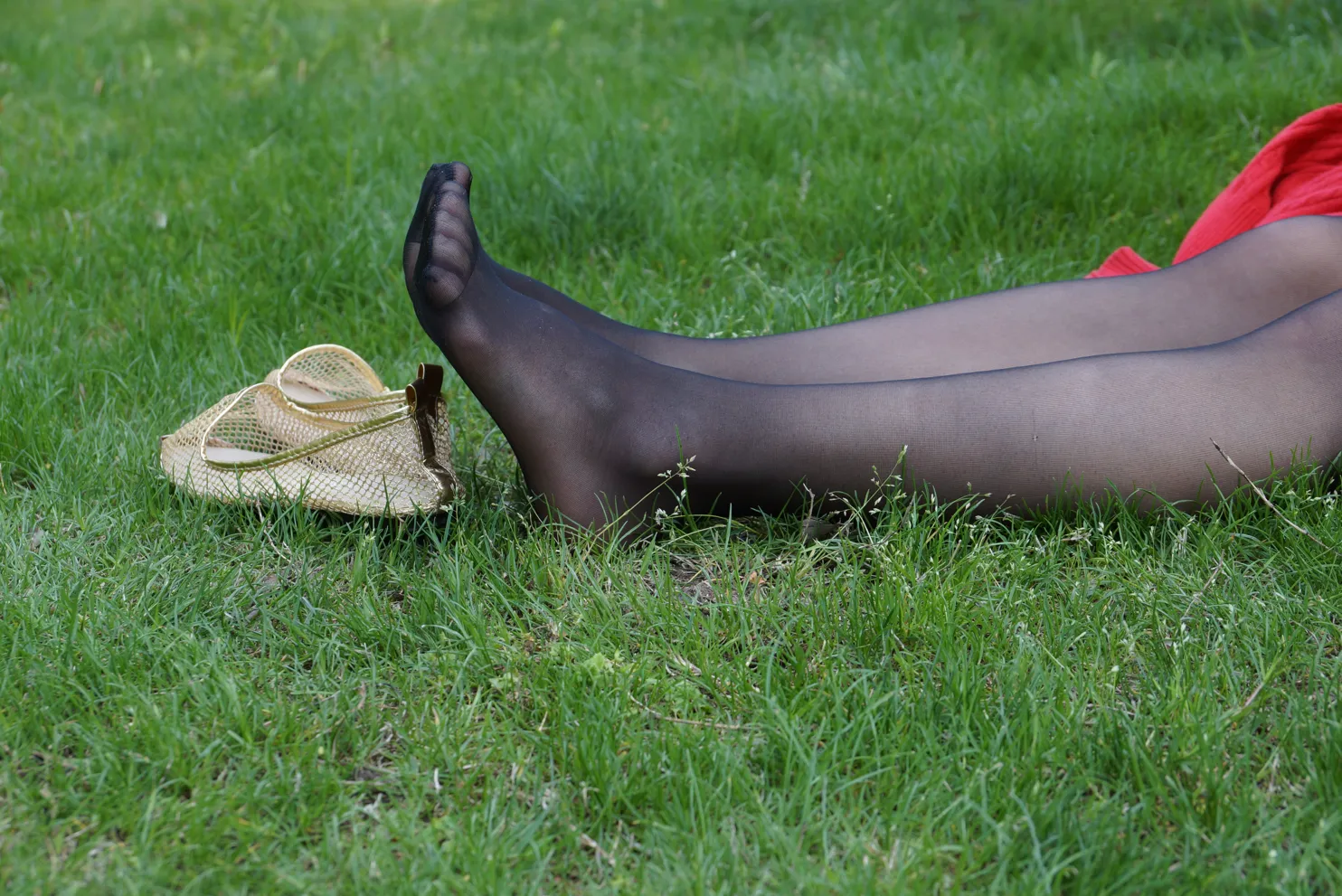 [爱美足] NO.031 草地上的长黑丝 街拍#[56P]-7