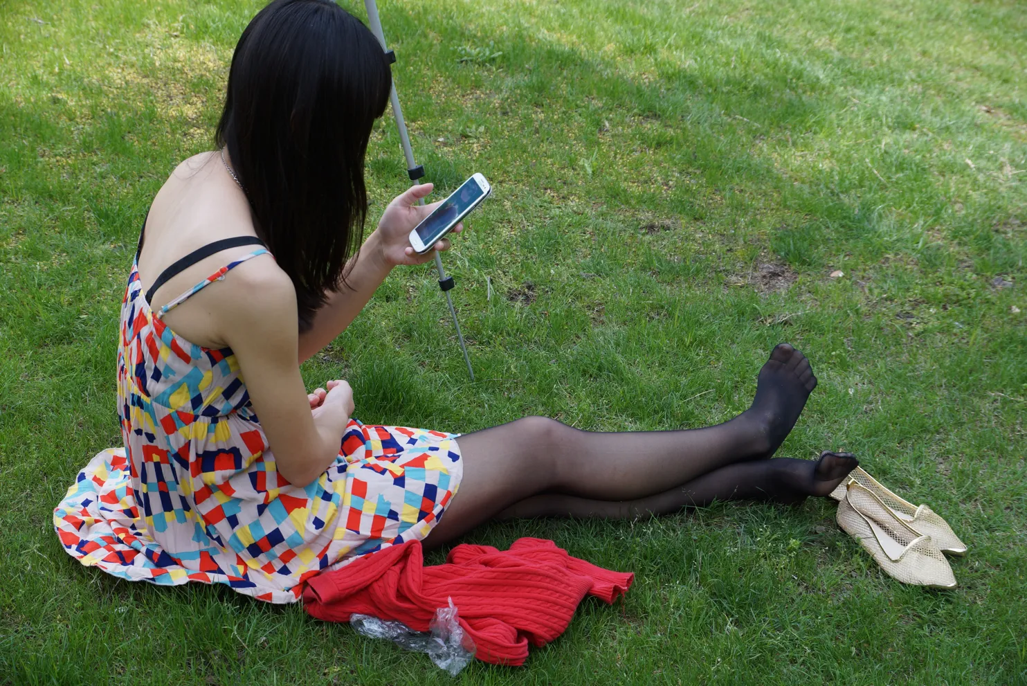 [爱美足] NO.031 草地上的长黑丝 街拍#[56P]-1