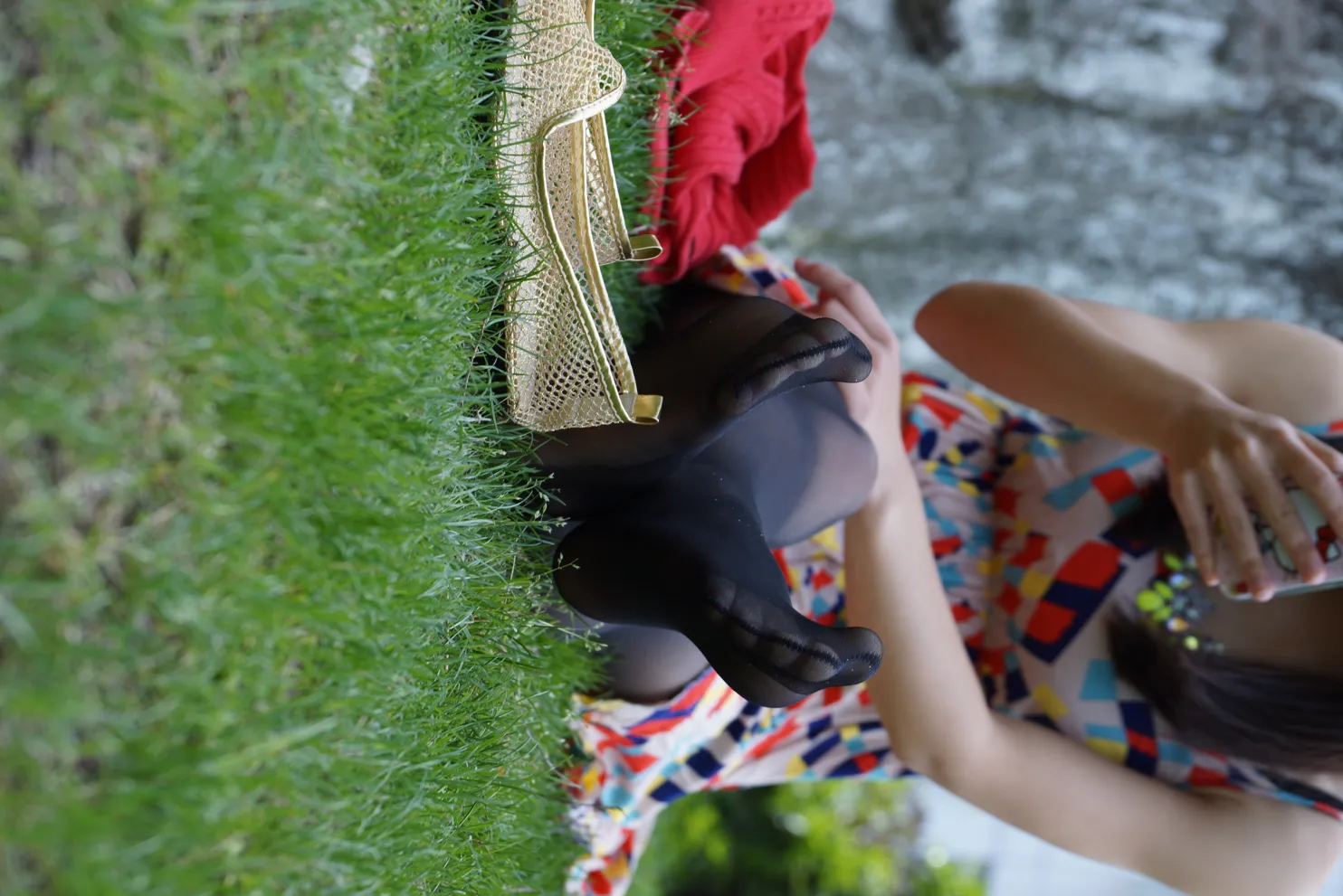 [爱美足] NO.031 草地上的长黑丝 街拍#[56P]-5