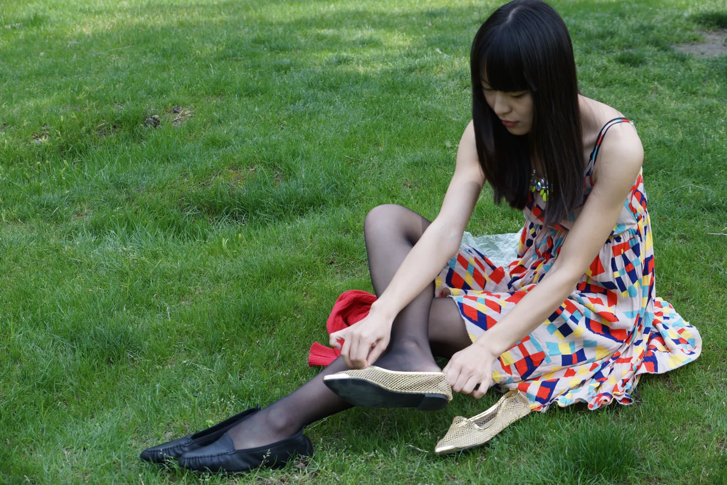 [爱美足] NO.031 草地上的长黑丝 街拍#[56P]-9