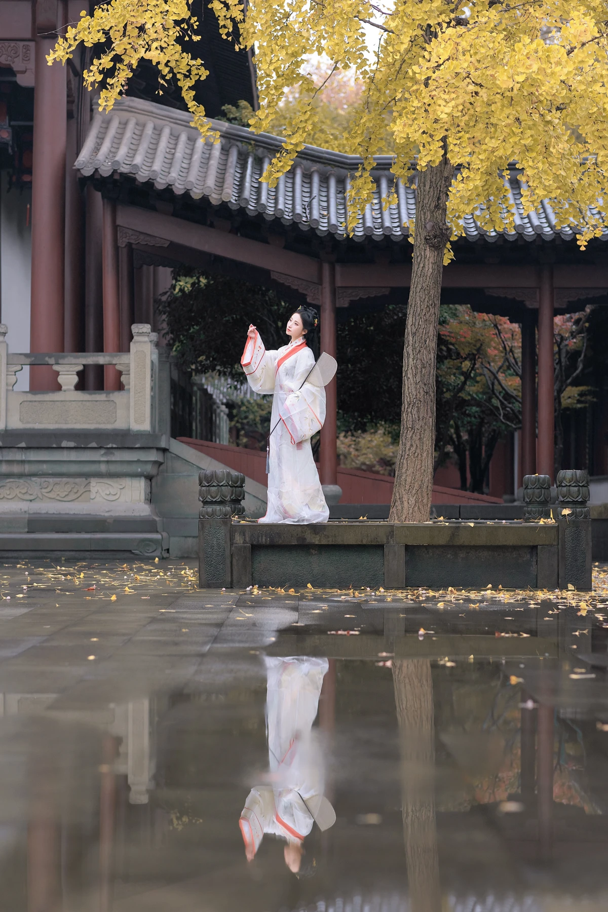[艺图语] 2023.01.10 Vol.2886 – 雨中银杏 眸小妖#[24P]-2