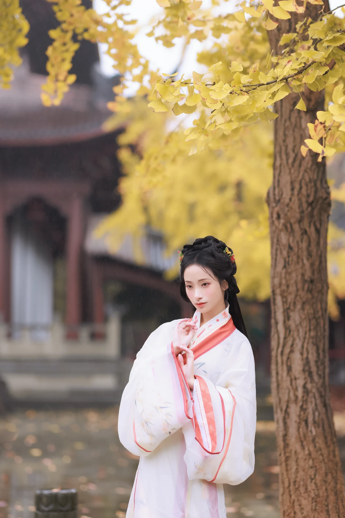 [艺图语] 2023.01.10 Vol.2886 – 雨中银杏 眸小妖#[24P]-2