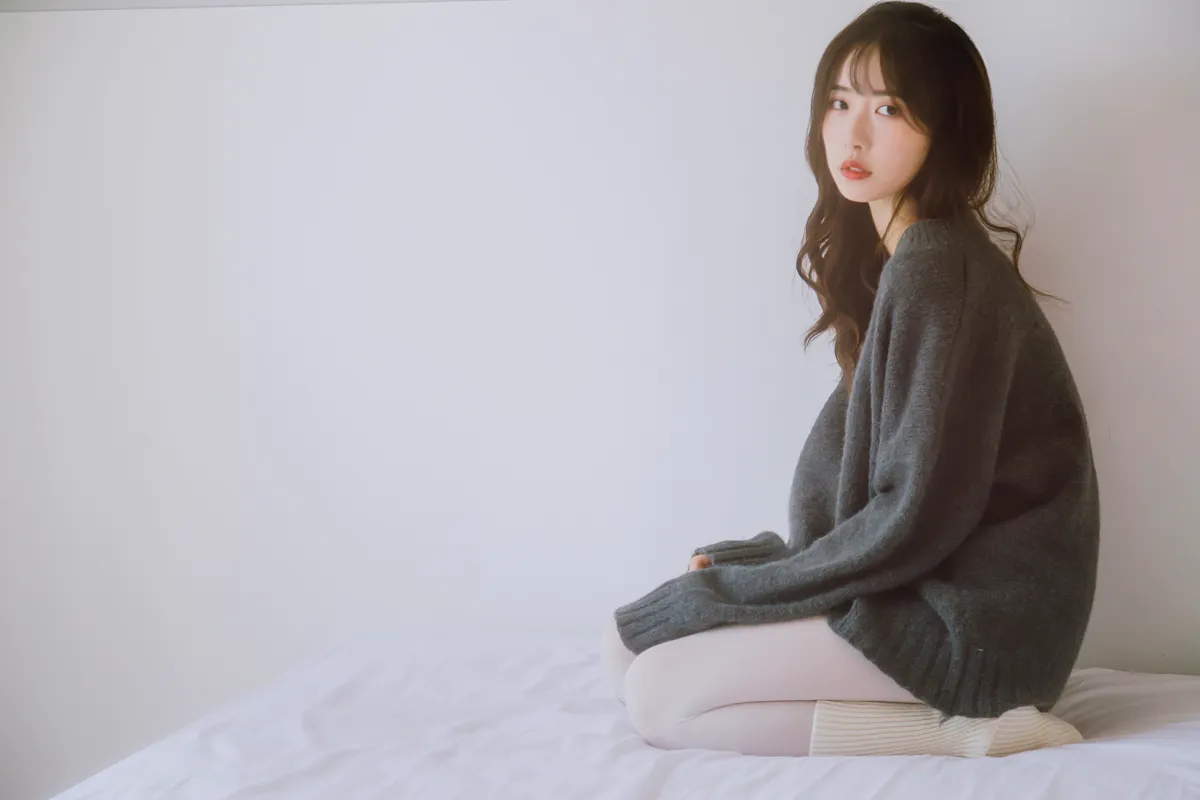 [艺图语] 2022.12.14 Vol.2677 – 空白格 梨涡允允#[23P]-1