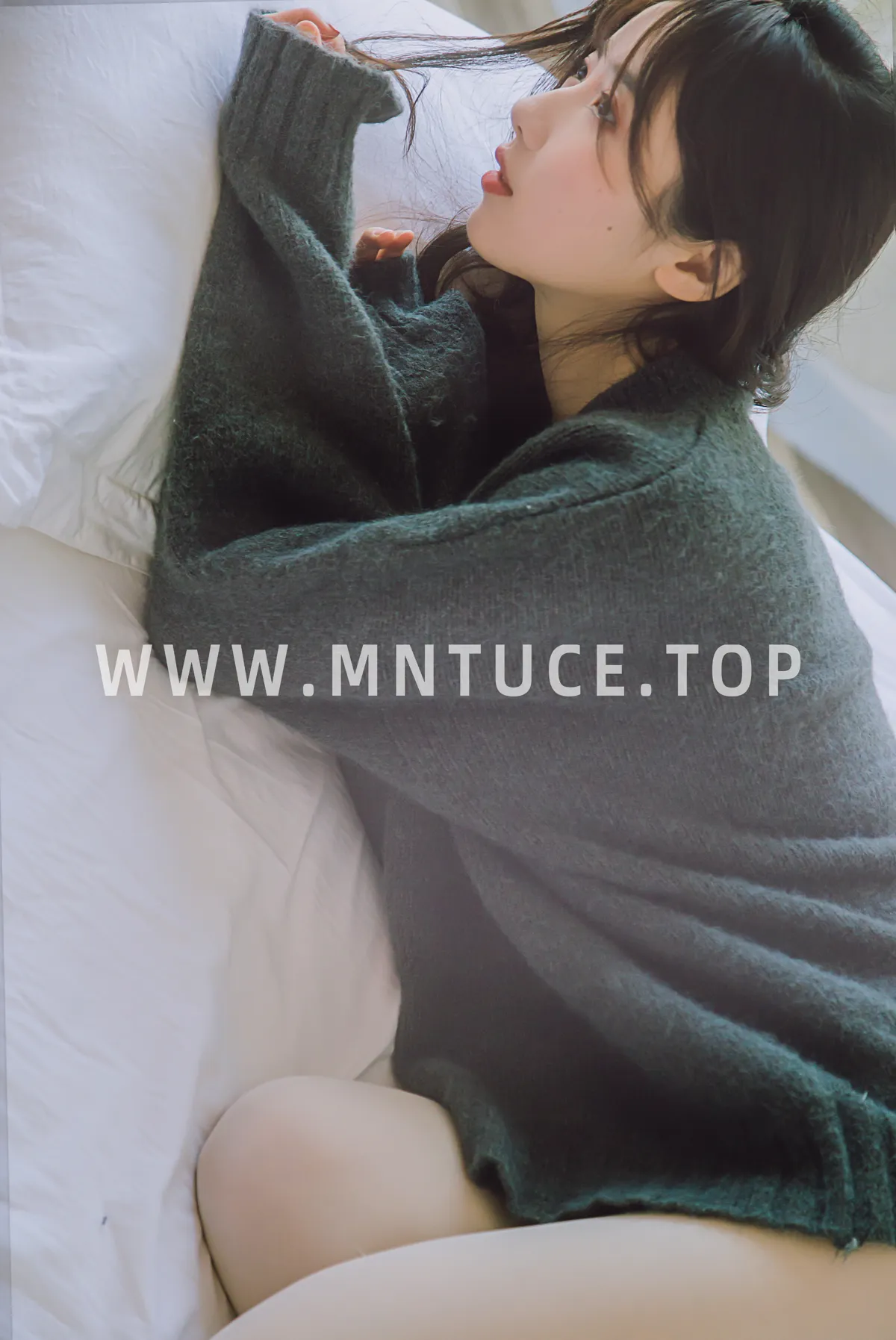 [艺图语] 2022.12.14 Vol.2677 – 空白格 梨涡允允#[23P]-4