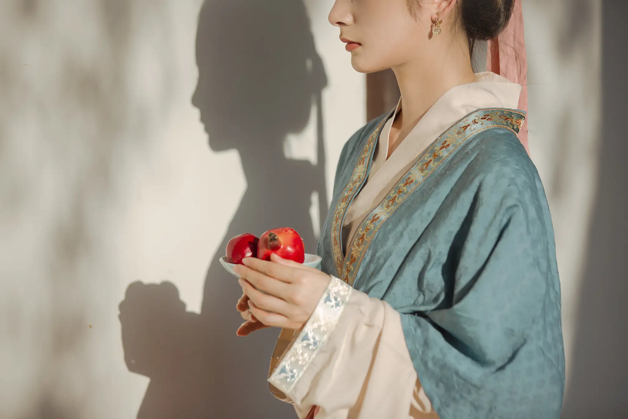 [艺图语] 2022.06.29 Vol.1327 – 拾尽千苍色，携来两袖风 五月的三花猫#[27P]-1