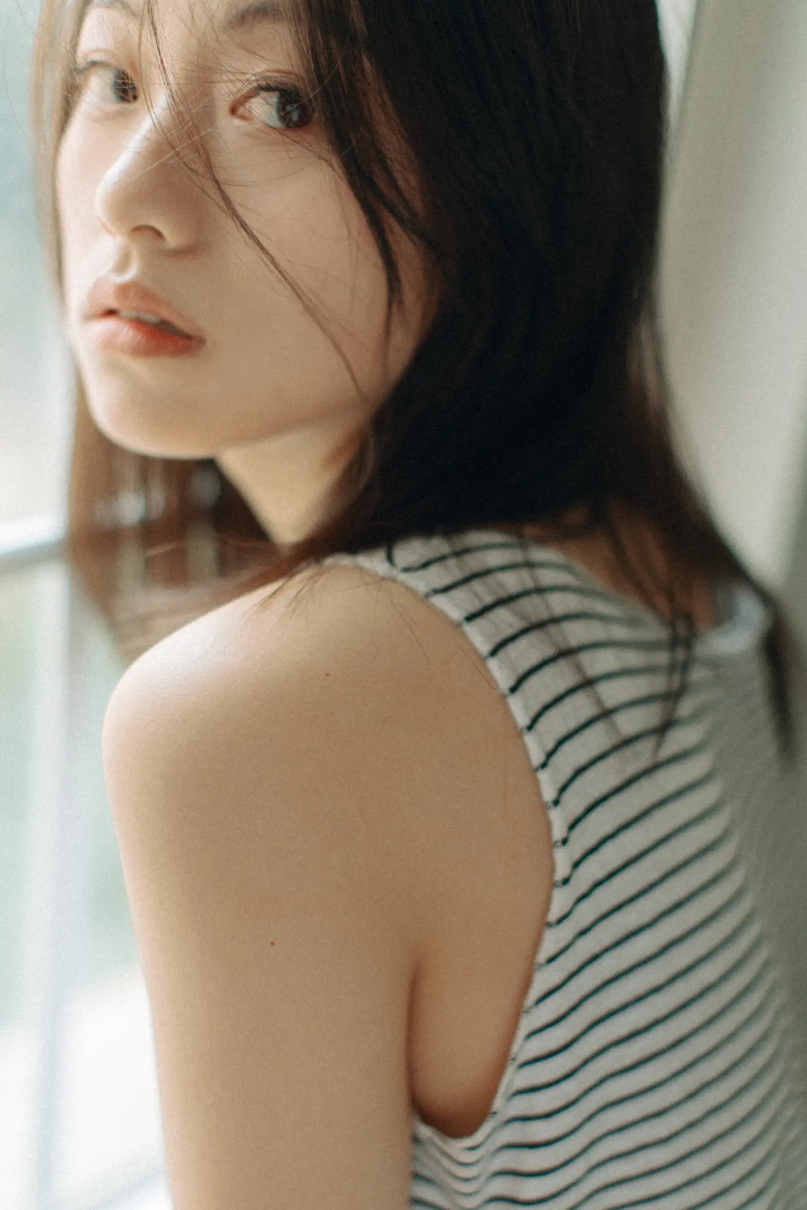 [艺图语] 2022.06.01 Vol.1050 – 寝居女子写真集 九月#[34P]-1