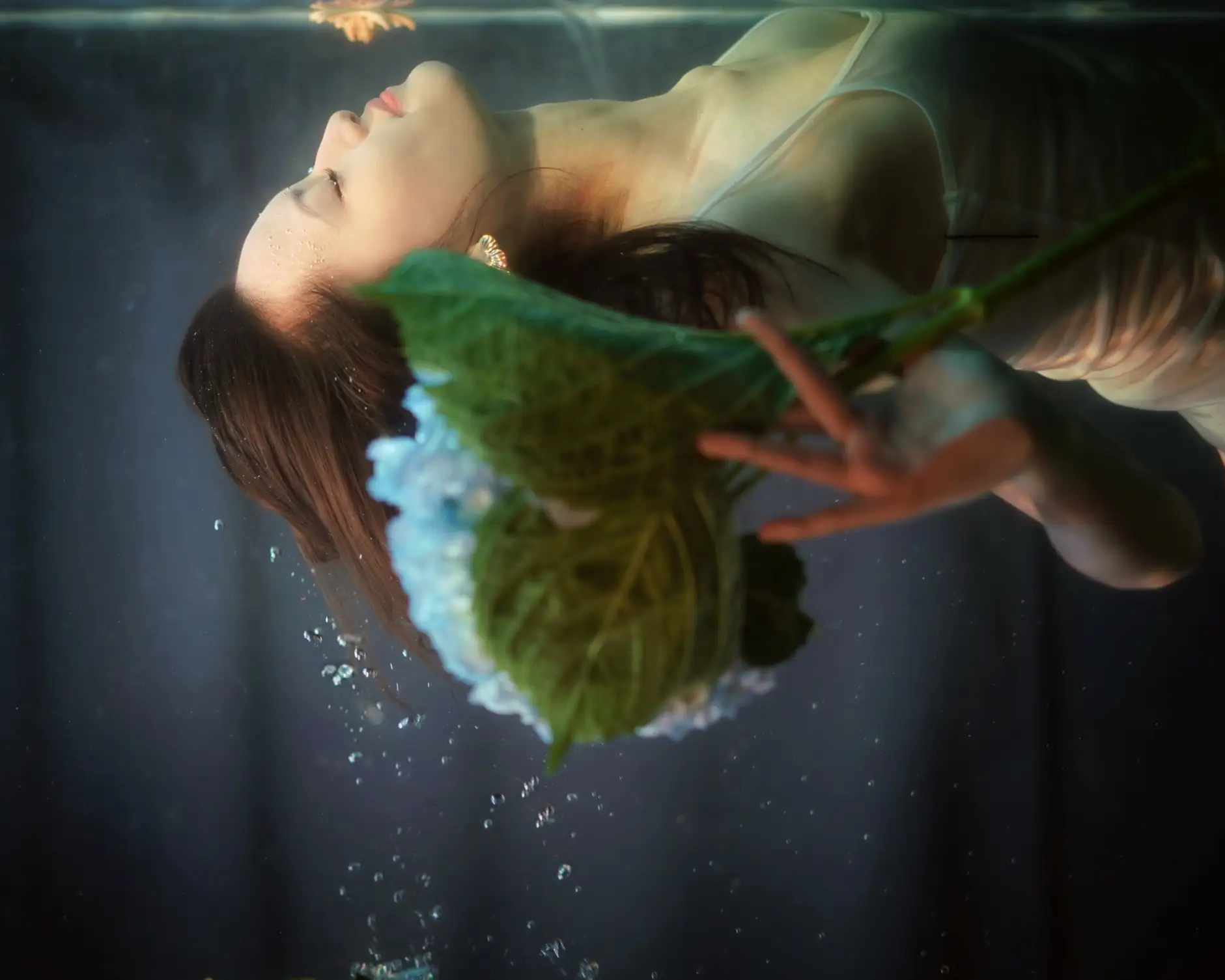 [艺图语] 2022.09.05 Vol.1876 – 水底的告白 曼球#[28P]-1