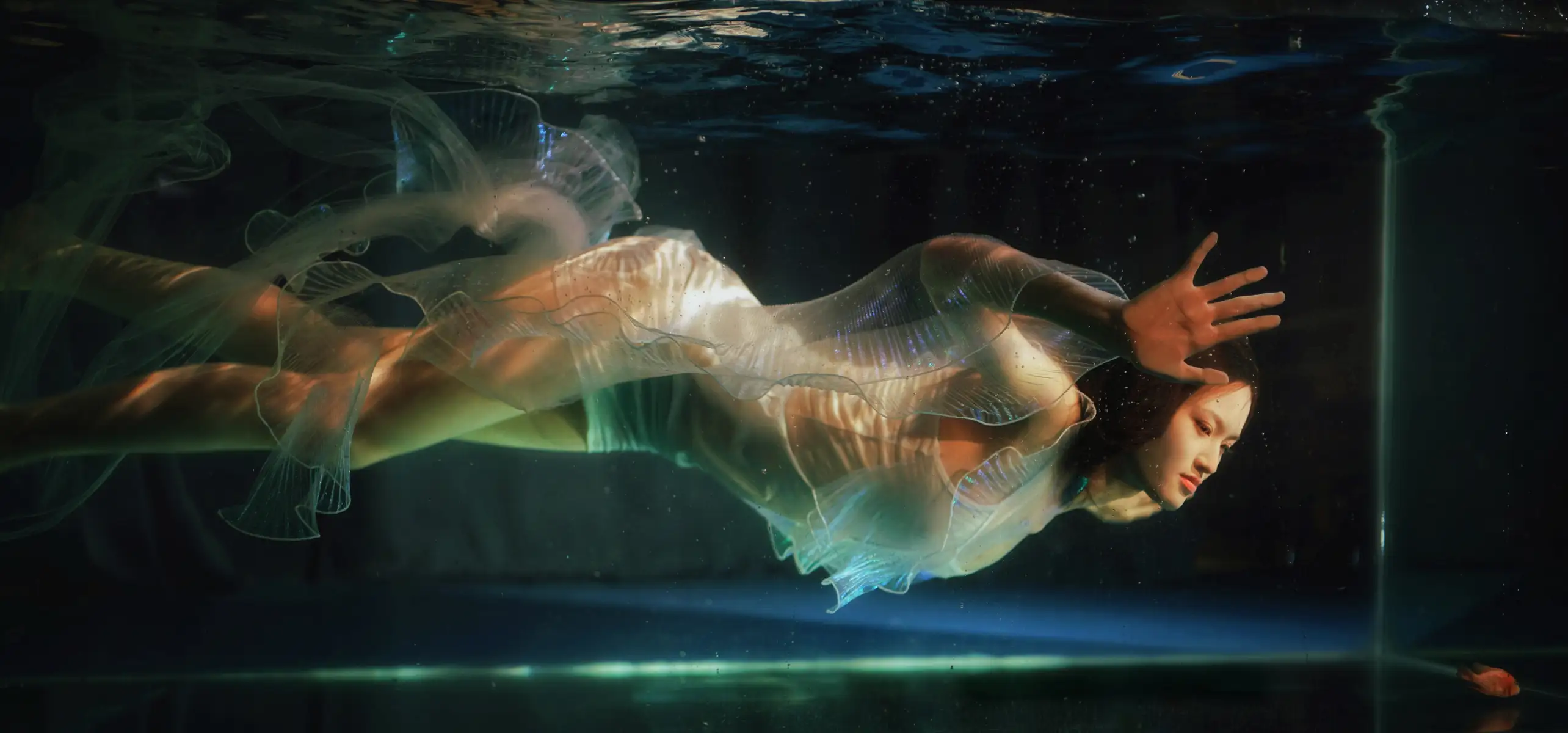 [艺图语] 2022.09.05 Vol.1876 – 水底的告白 曼球#[28P]-9