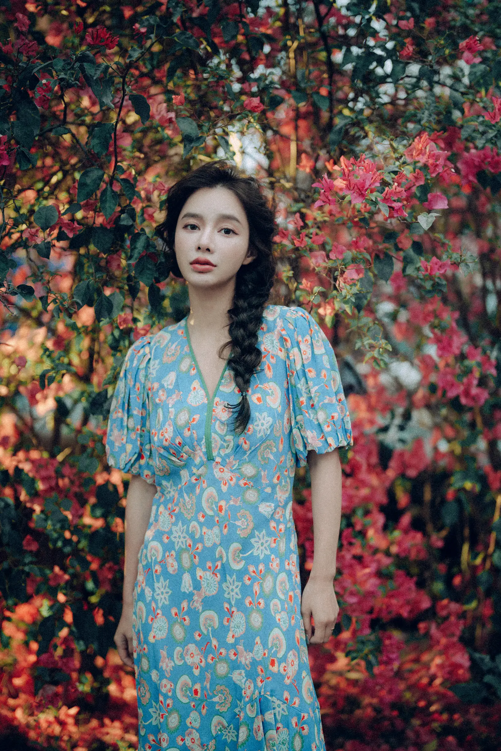 [艺图语] 2022.06.25 Vol.1282 – 发光的发丝，三角梅瀑布下的女神 姝雯同学#[55P]-1