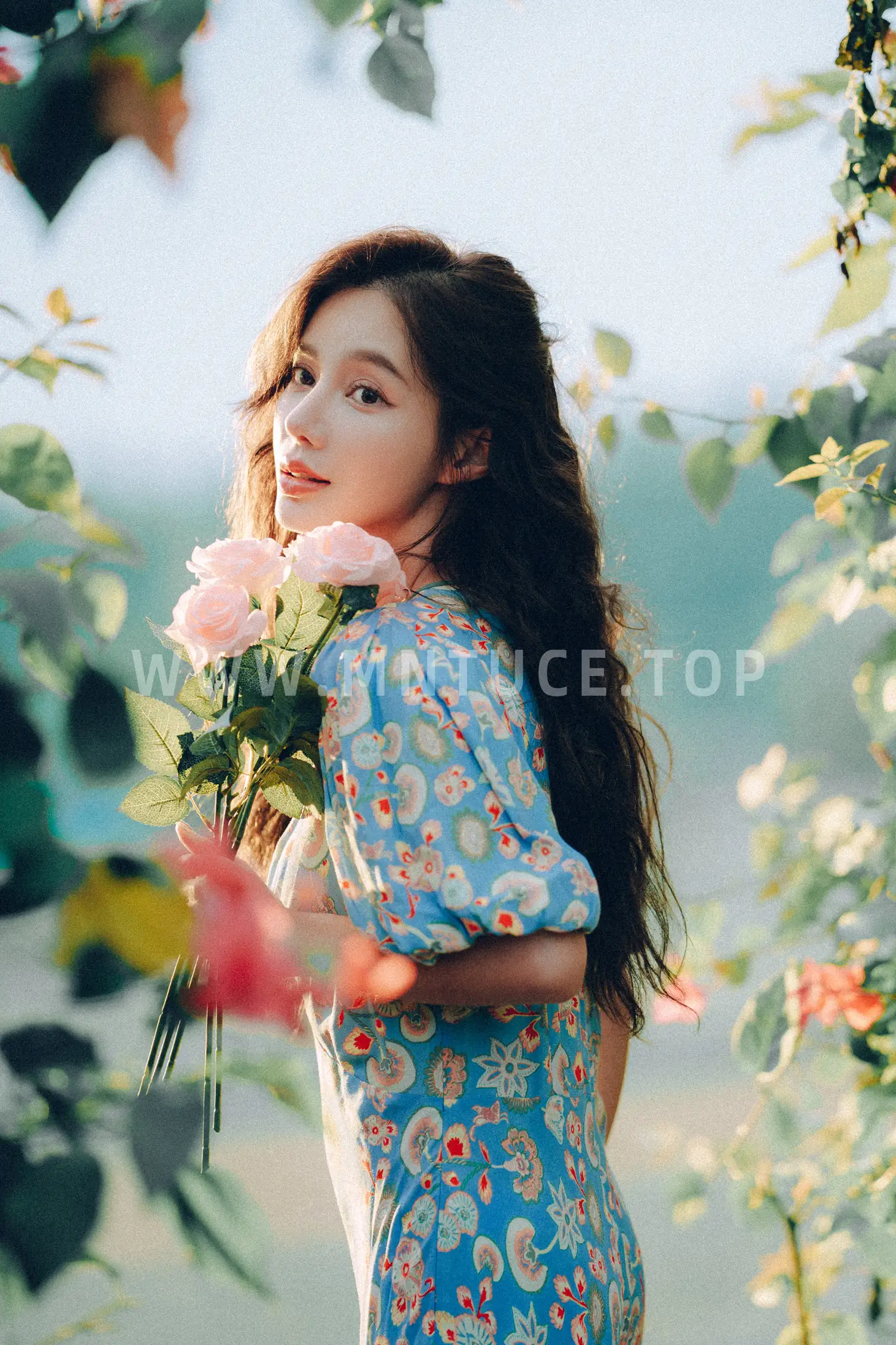 [艺图语] 2022.06.25 Vol.1282 – 发光的发丝，三角梅瀑布下的女神 姝雯同学#[55P]-8