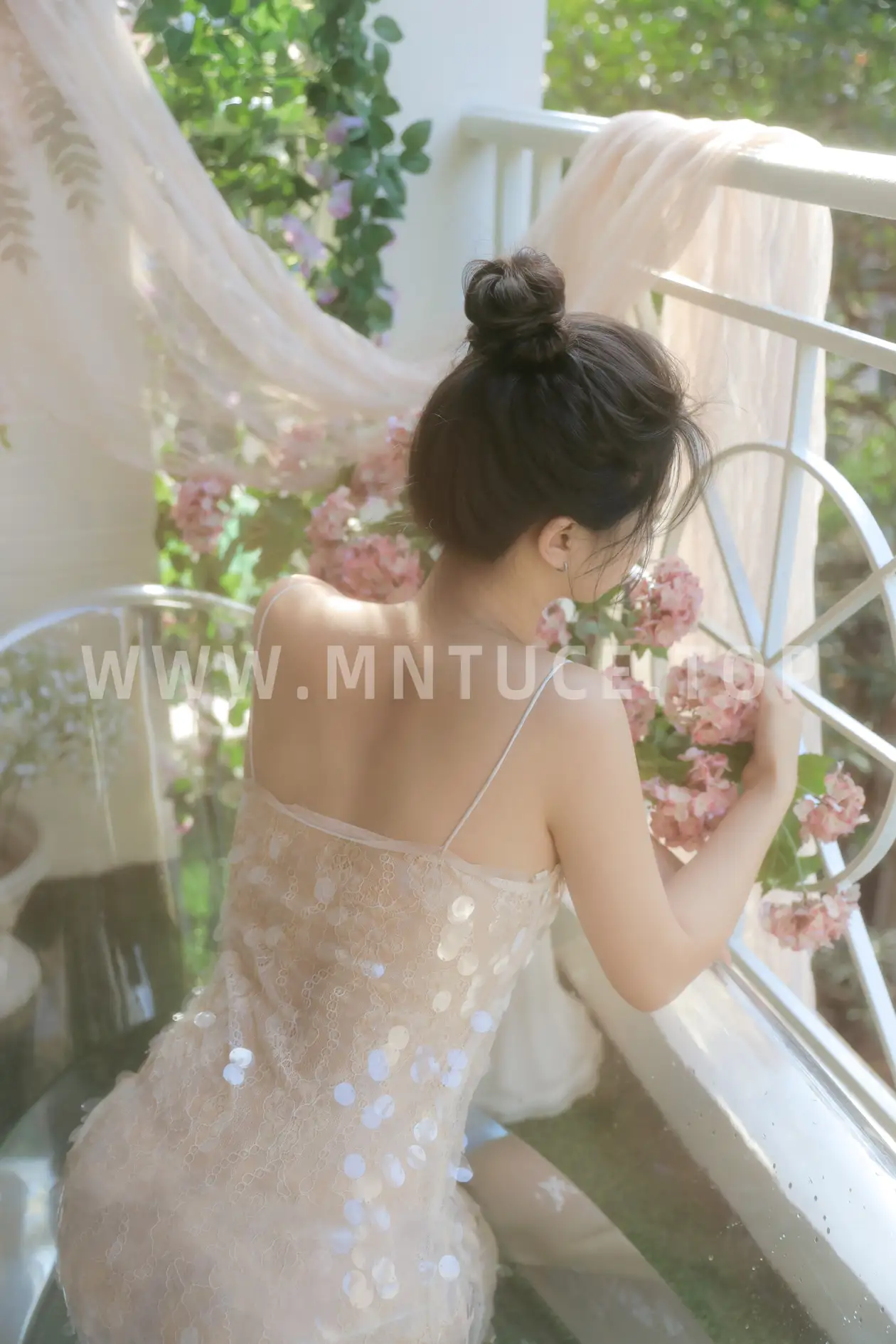 [艺图语] 2022.09.08 Vol.1899 – 光将浪漫撒人间 聂十三#[21P]-8