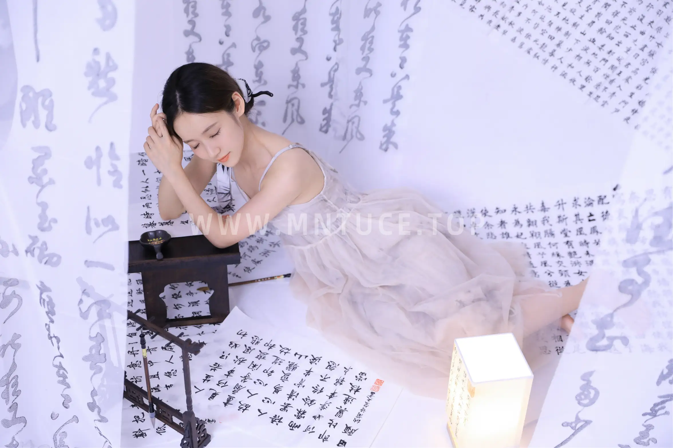 [艺图语] 2022.11.12 Vol.2424 – 坐看闲庭听书语 不爱奶糖#[26P]-4